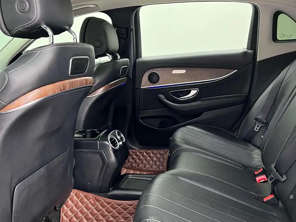 Mercedes-Benz E-Class — миниатюра 7