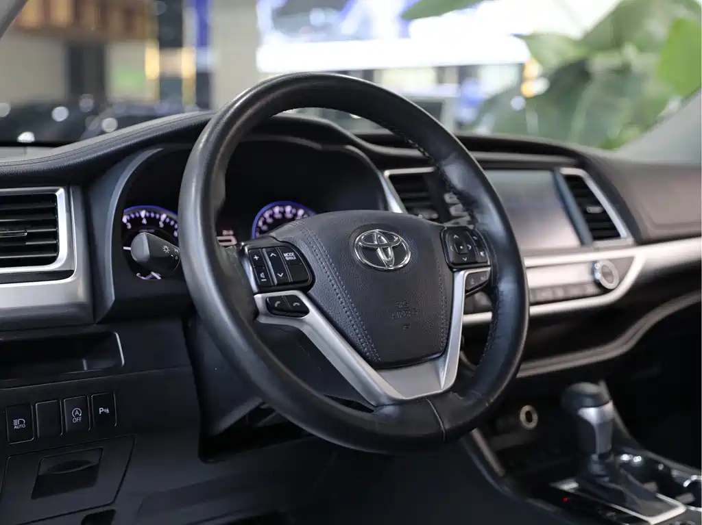 TOYOTA HIGHLANDER