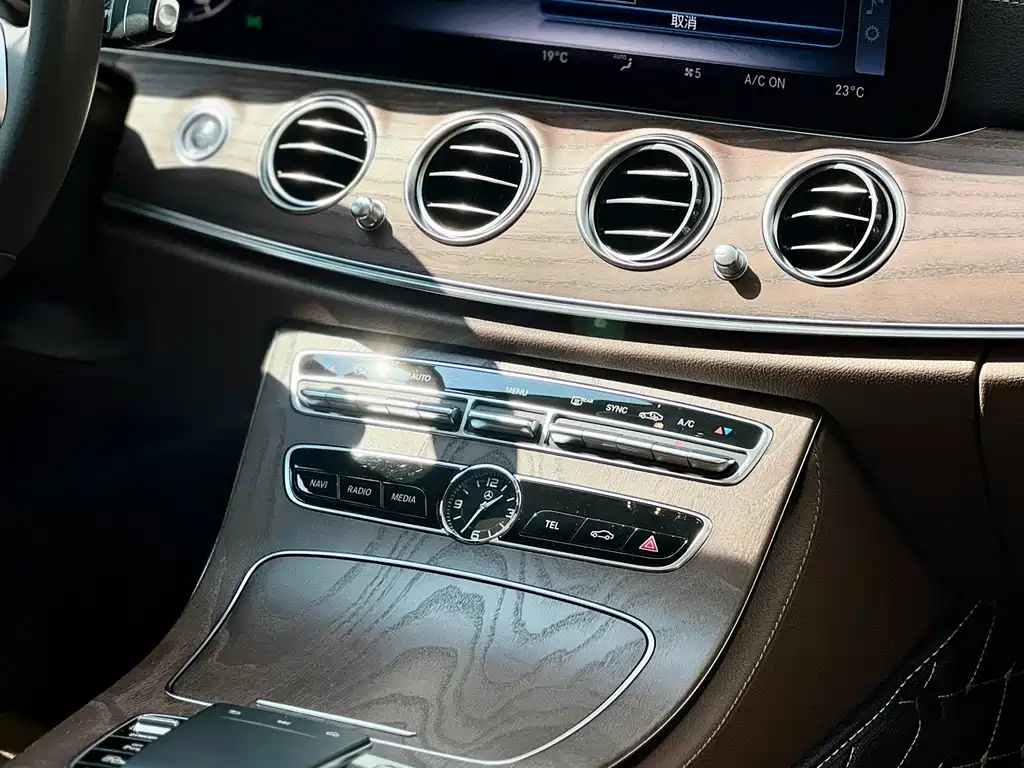 Mercedes-Benz E-Class — миниатюра 13