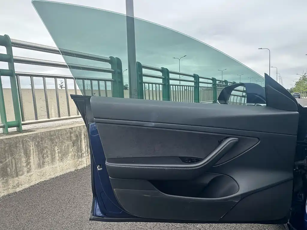 Tesla Model 3 — миниатюра 7