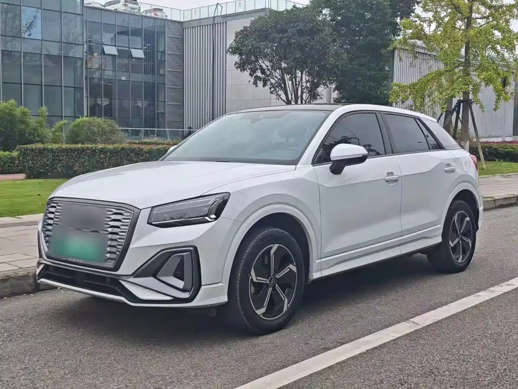 Audi Q2L E-tron
