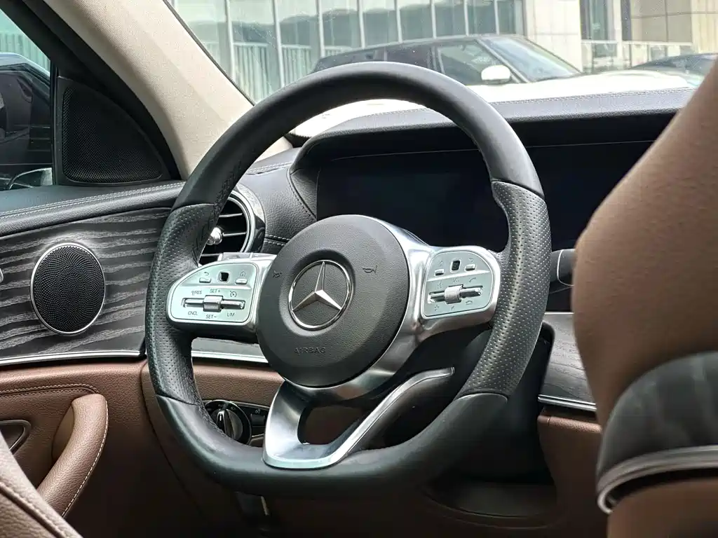 Mercedes-Benz E-Class — миниатюра 9