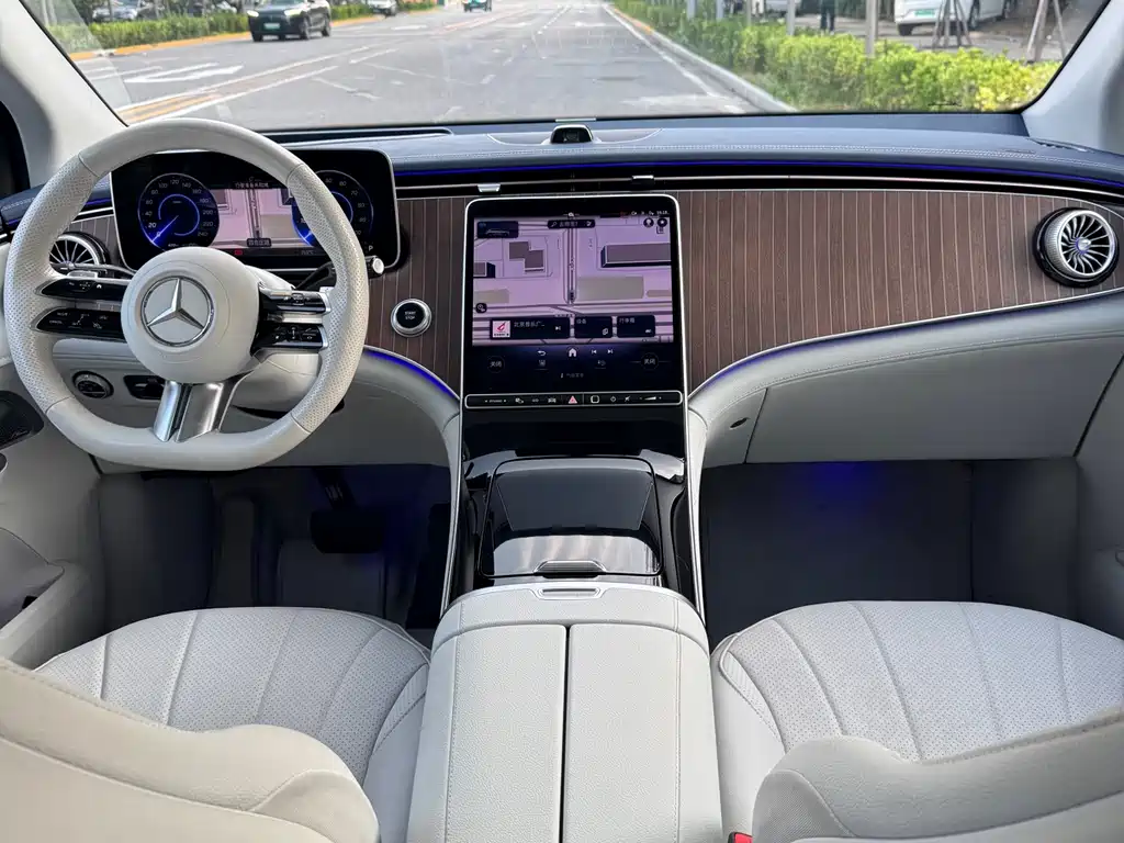 Mercedes-Benz EQE SUV — миниатюра 21