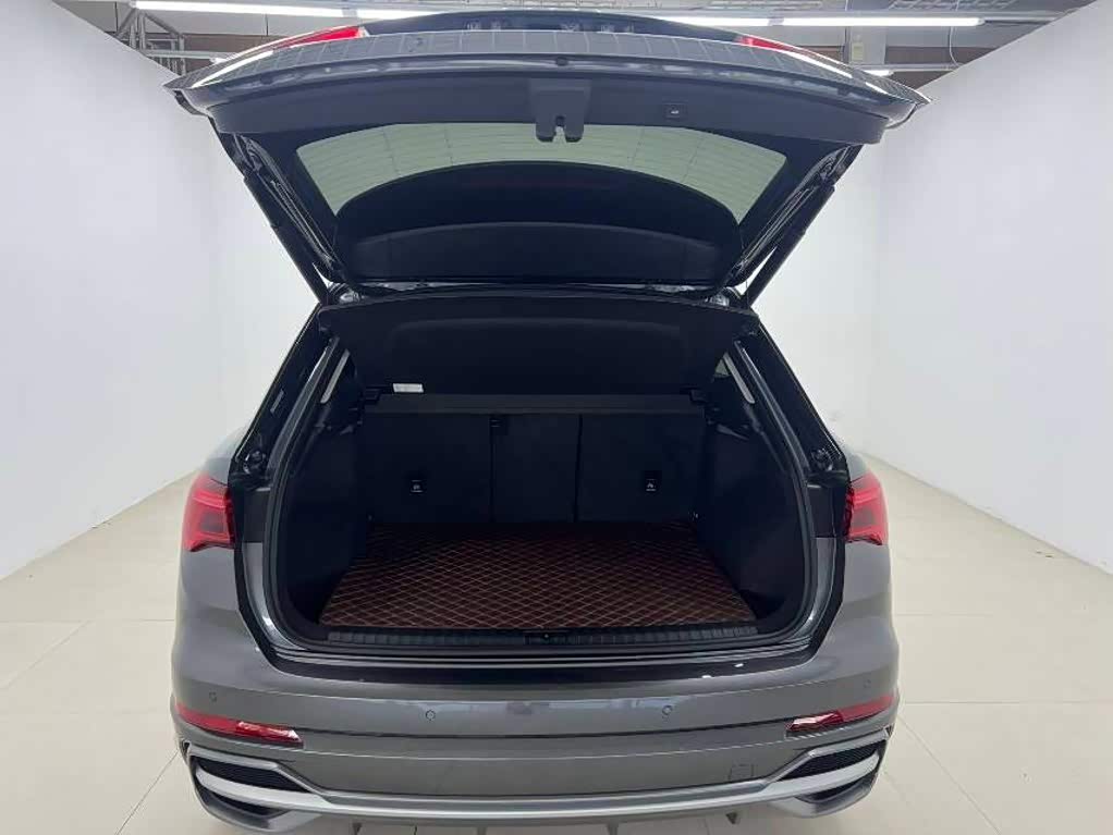Audi Q3 1.4 л 2022 г. Серебристо-серый, пробег 24000 км