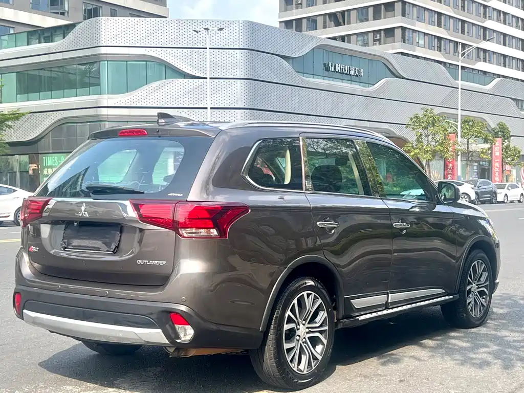 MITSUBISHI OUTLANDER