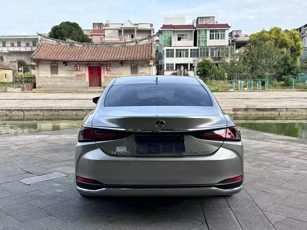 Lexus ES — миниатюра 8