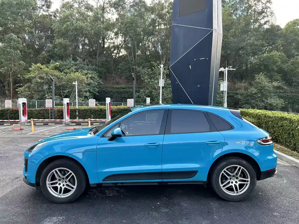 PORSCHE MACAN