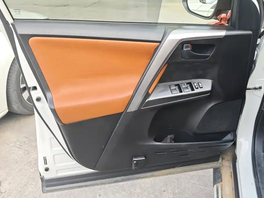 Toyota RAV4 — миниатюра 7