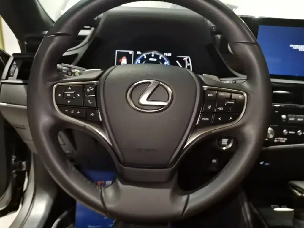 Lexus ES — миниатюра 11