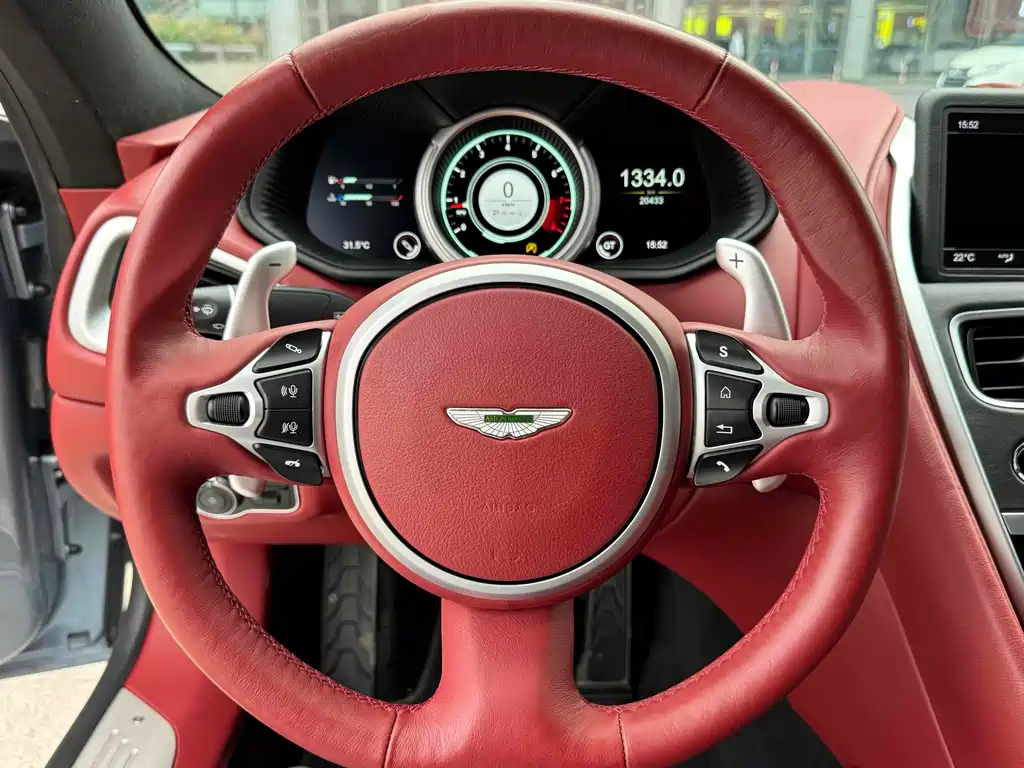 ASTON MARTIN DB11