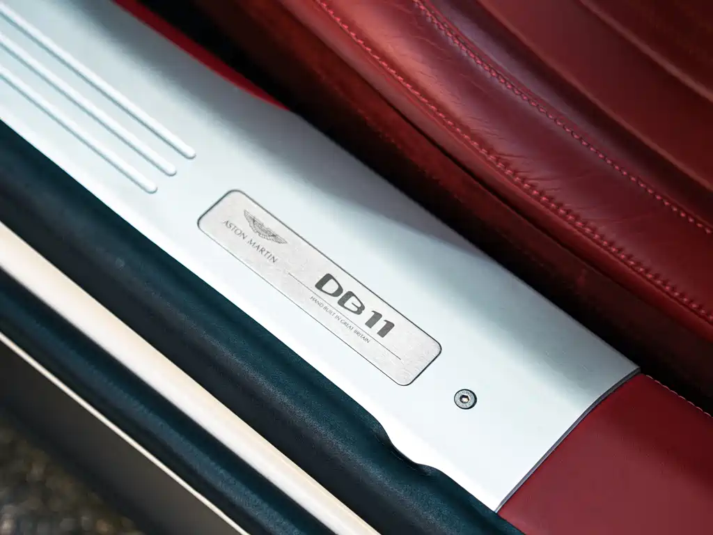 Aston Martin DB11 — миниатюра 18