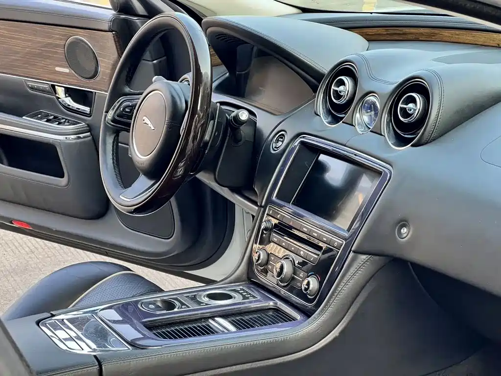 Jaguar XJ — миниатюра 20