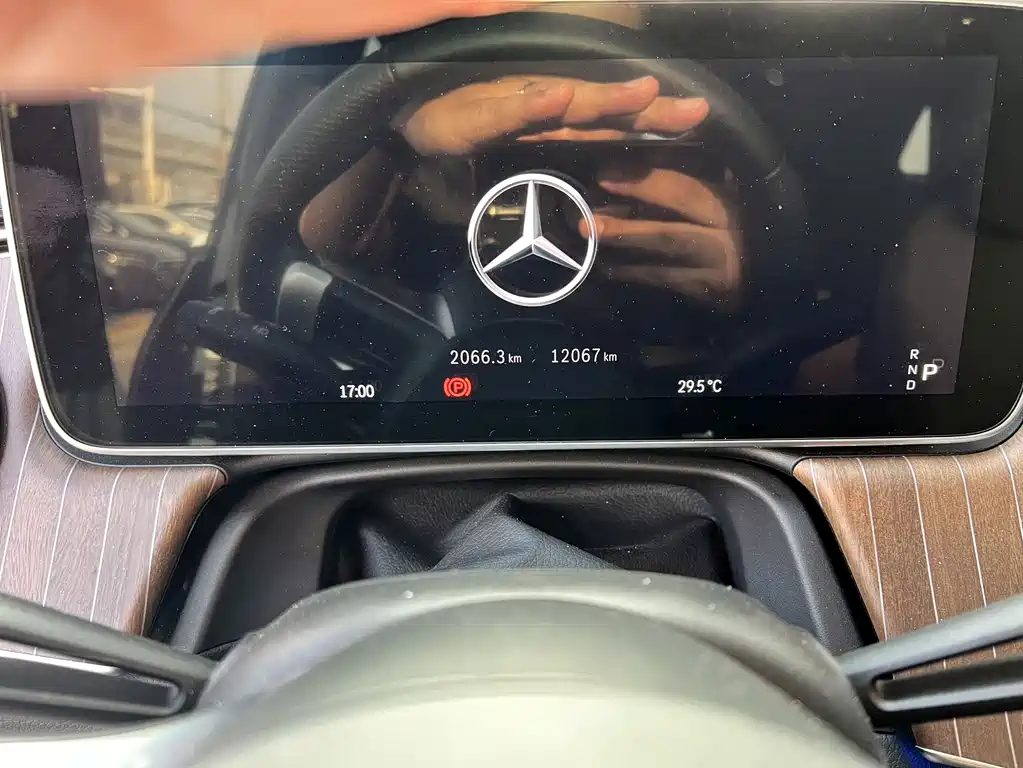 Mercedes-Benz EQE SUV — миниатюра 8