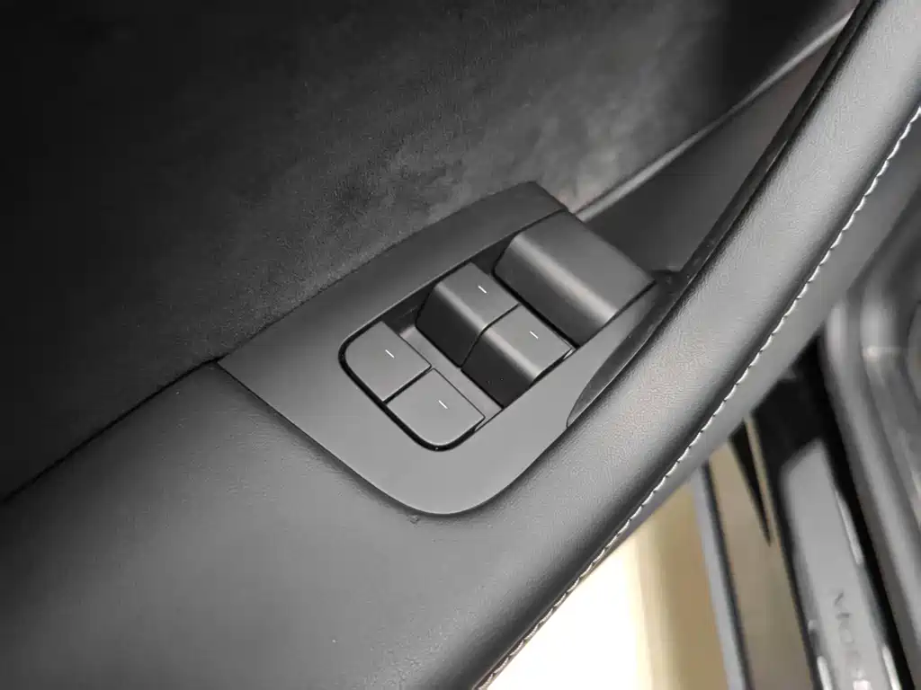 Tesla Model Y — миниатюра 15
