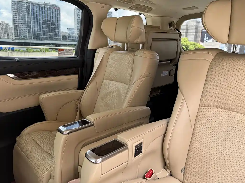 Toyota Alphard — миниатюра 17