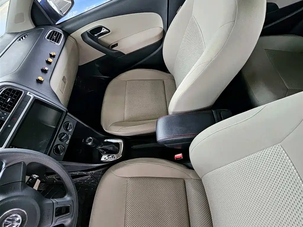 Volkswagen Polo 2011 1.4L AT