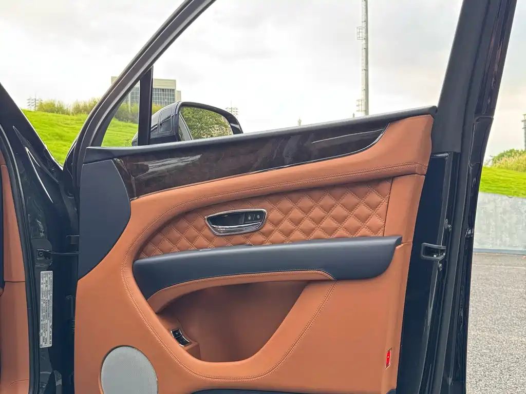 Bentley Bentayga PHEV — миниатюра 17