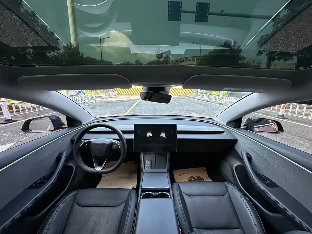 Tesla Model 3 — миниатюра 5