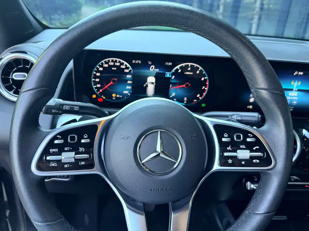 Mercedes-Benz GLB — миниатюра 18