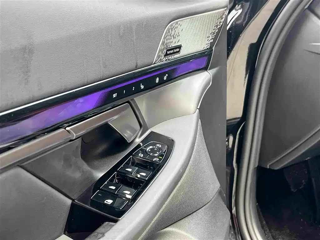 BMW 5 Series — миниатюра 13