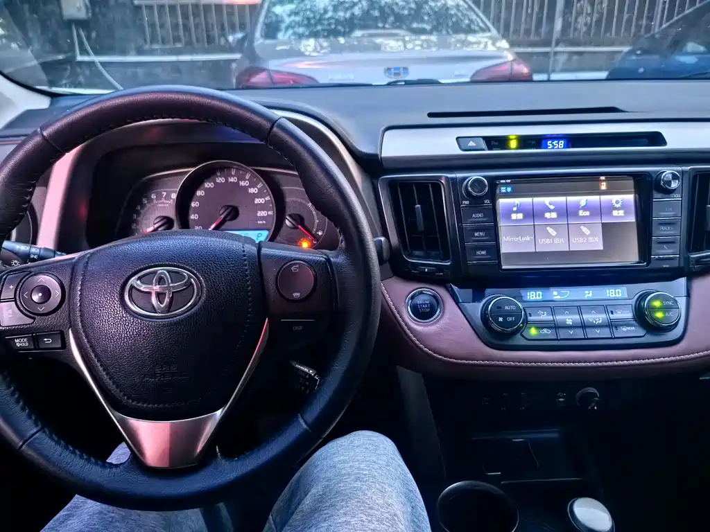 Toyota RAV4 — миниатюра 7