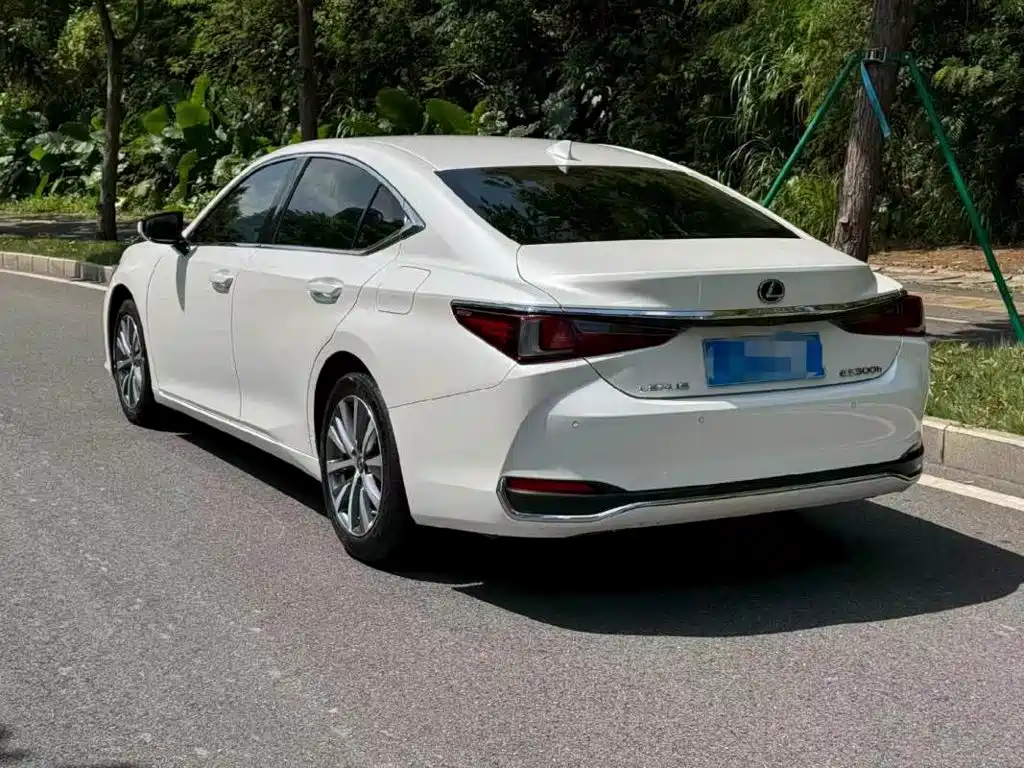 Lexus ES — миниатюра 7