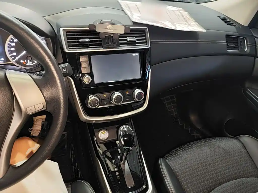 Nissan Tiida — миниатюра 10