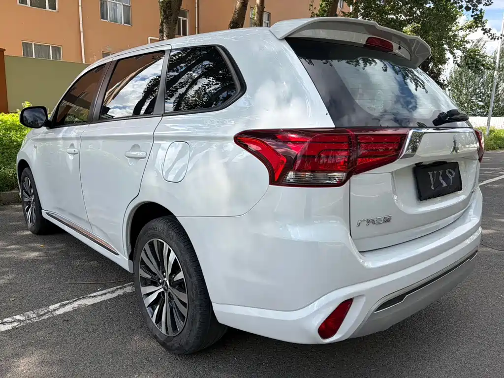 Mitsubishi Outlander — миниатюра 6
