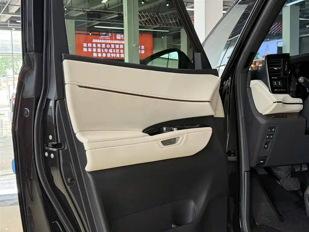 Lexus LM 2025 500h мест