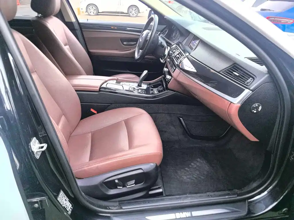 BMW 5 Series — миниатюра 9