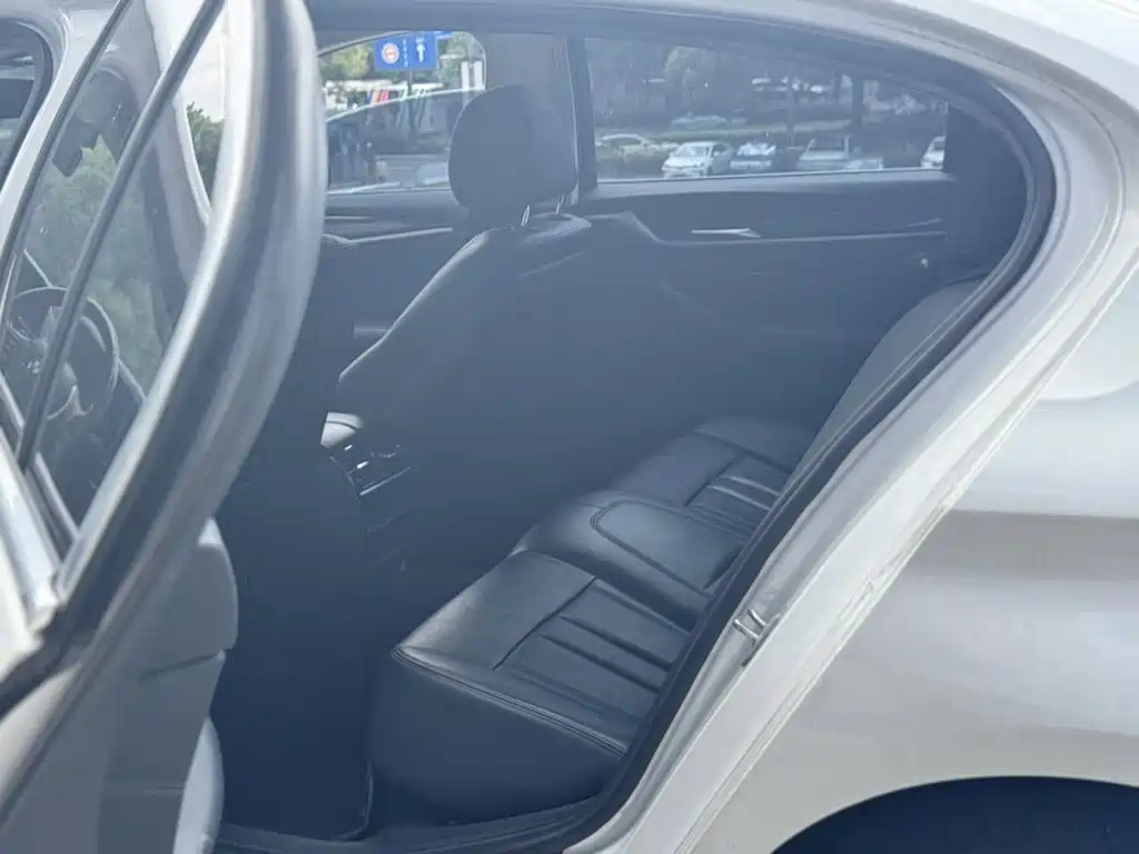 BMW 5 Series — миниатюра 3