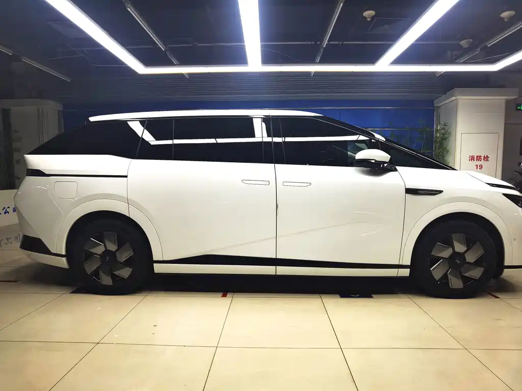 XPeng X9 — миниатюра 4
