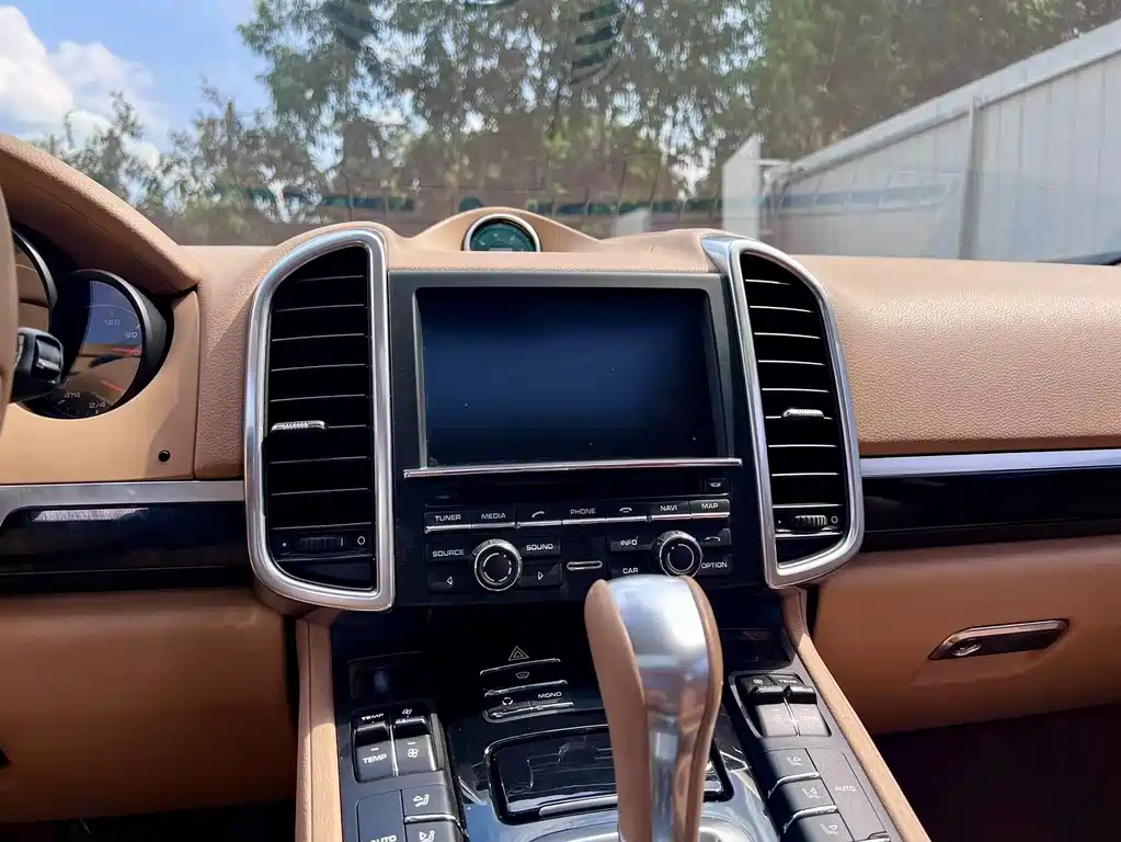 Porsche Cayenne — миниатюра 13