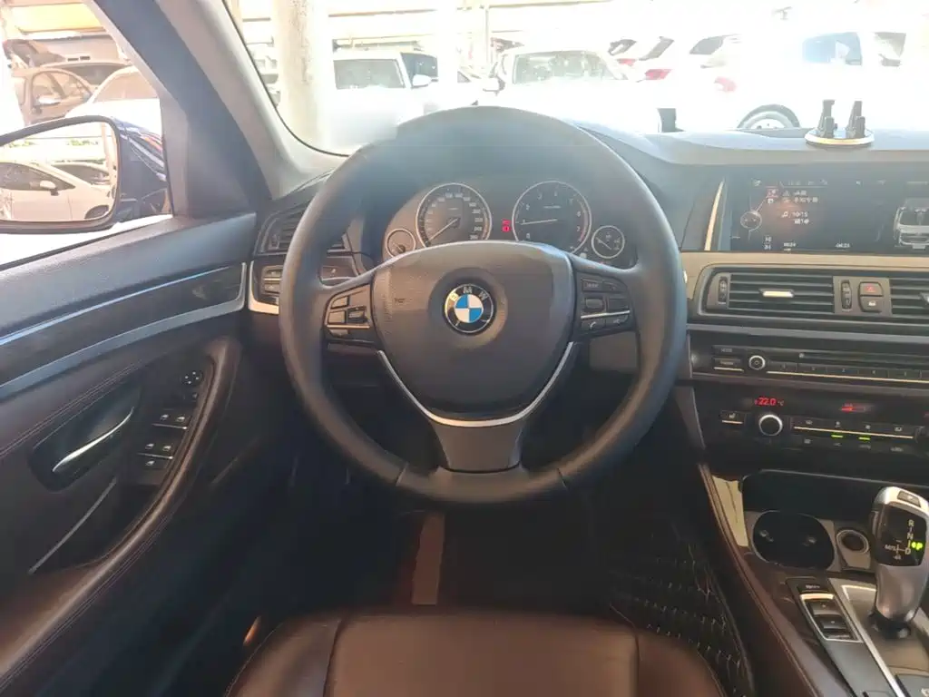 BMW 5 Series — миниатюра 11