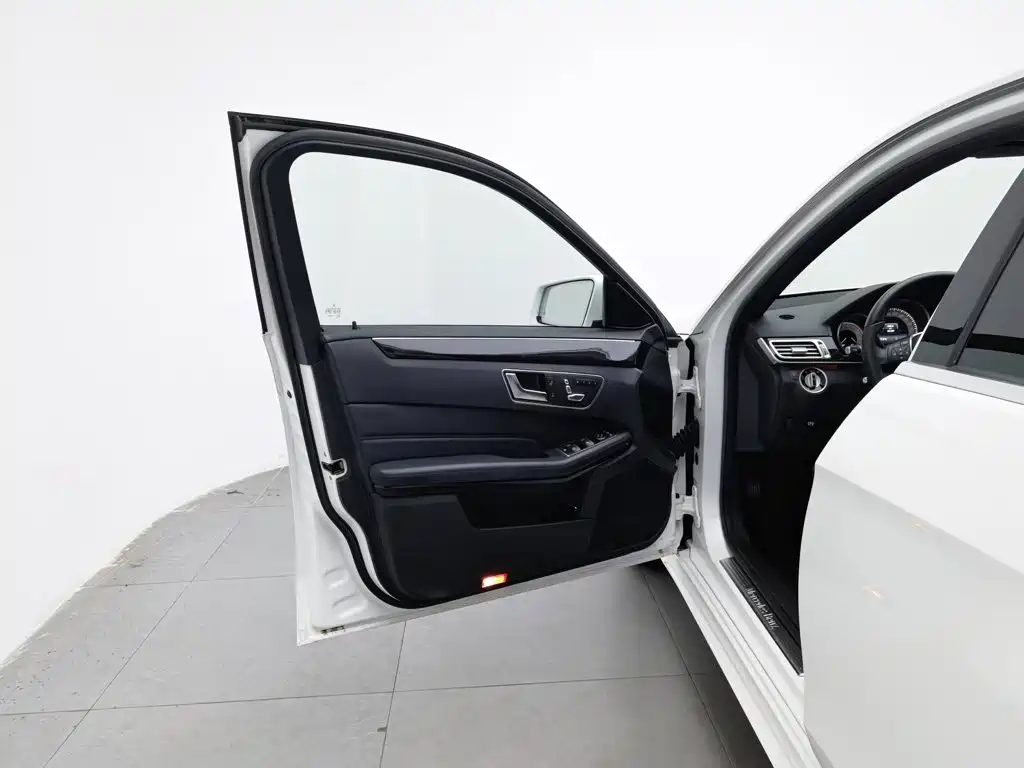 Mercedes-Benz E-Class — миниатюра 8