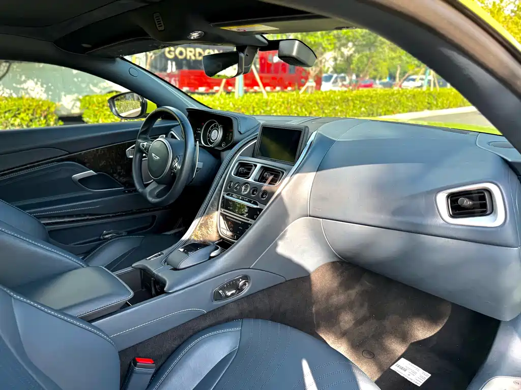 Aston Martin DB11 — миниатюра 6
