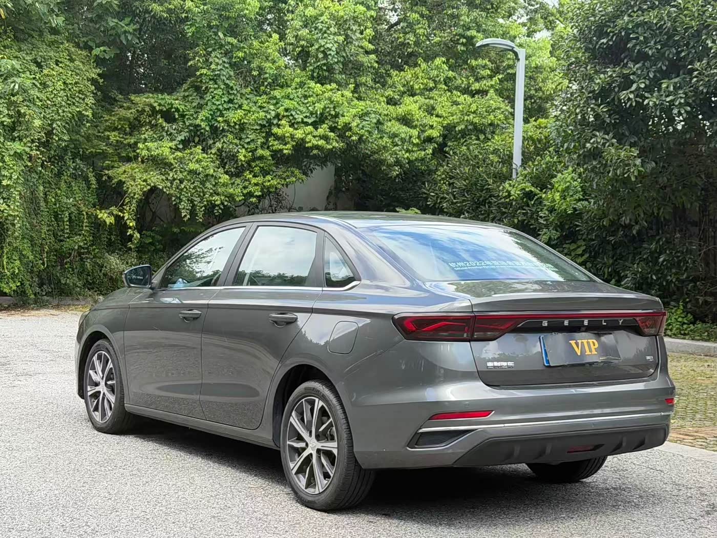 Geely Emgrand 1.5 л 2023 г. Серебристо-серый, пробег 18000 км