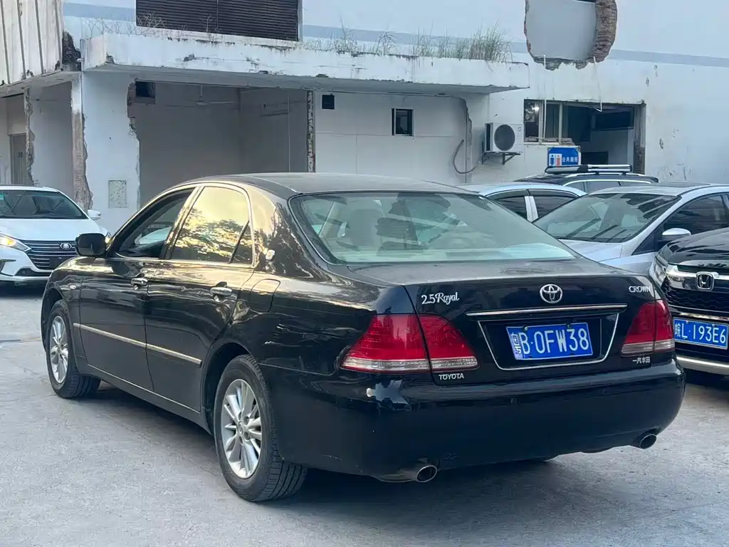 Toyota Crown — миниатюра 4