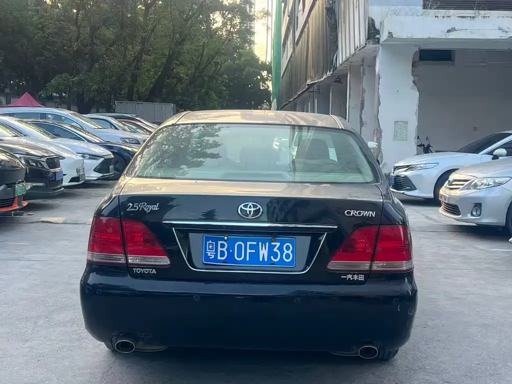 Toyota Crown — миниатюра 5