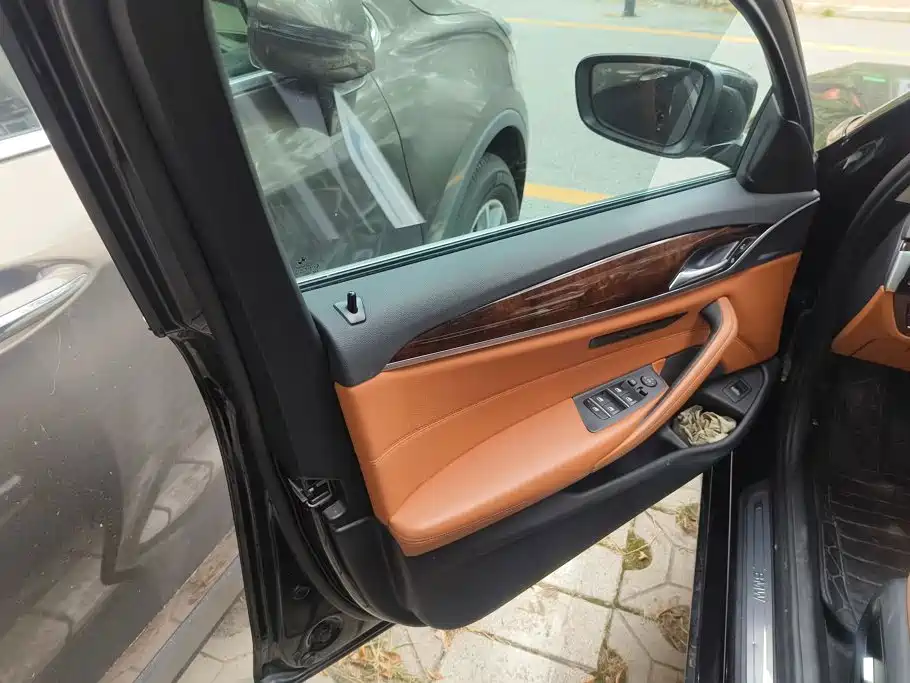 BMW 5 Series — миниатюра 7