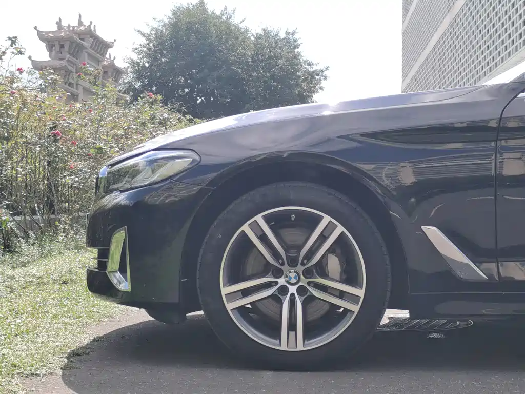 BMW 5 Series — миниатюра 9