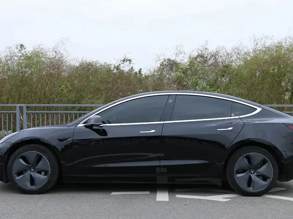 Tesla Model 3 — миниатюра 10