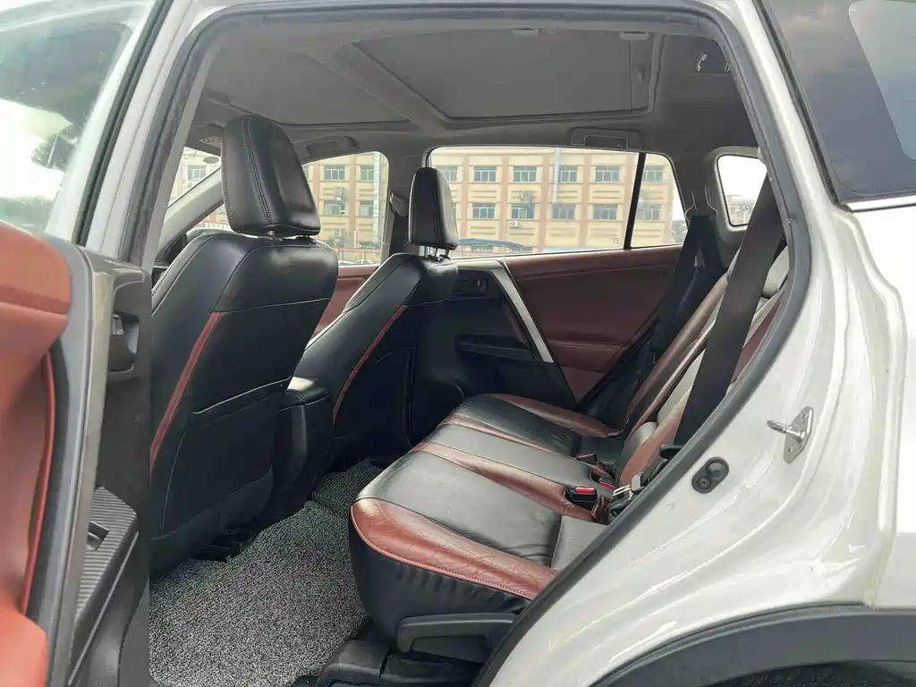 Toyota RAV4 — миниатюра 6