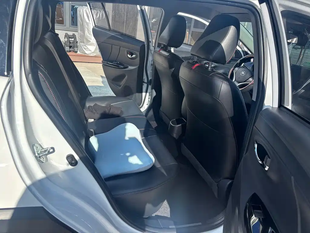Toyota Yaris L — миниатюра 10