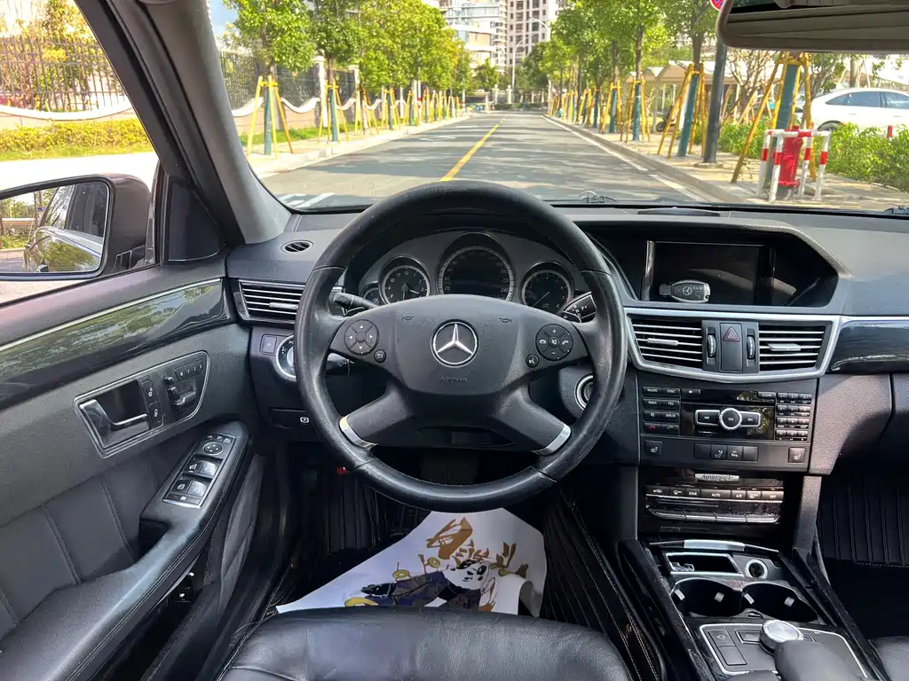 Mercedes-Benz E-Class — миниатюра 11
