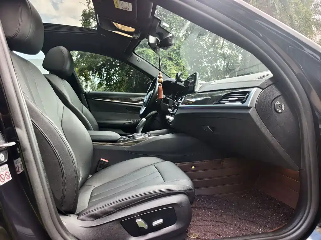 BMW 5 Series — миниатюра 11