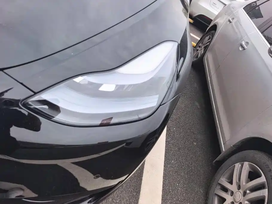 Tesla Model Y — миниатюра 5