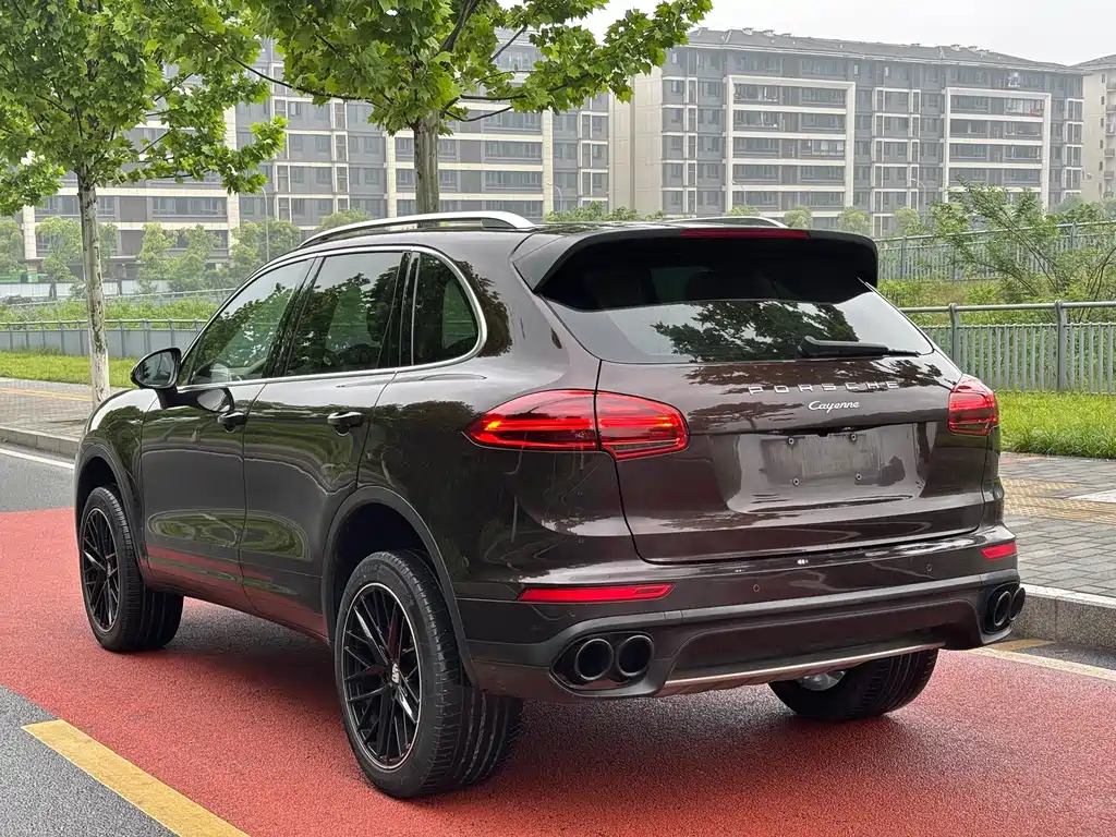 Porsche Cayenne — миниатюра 6