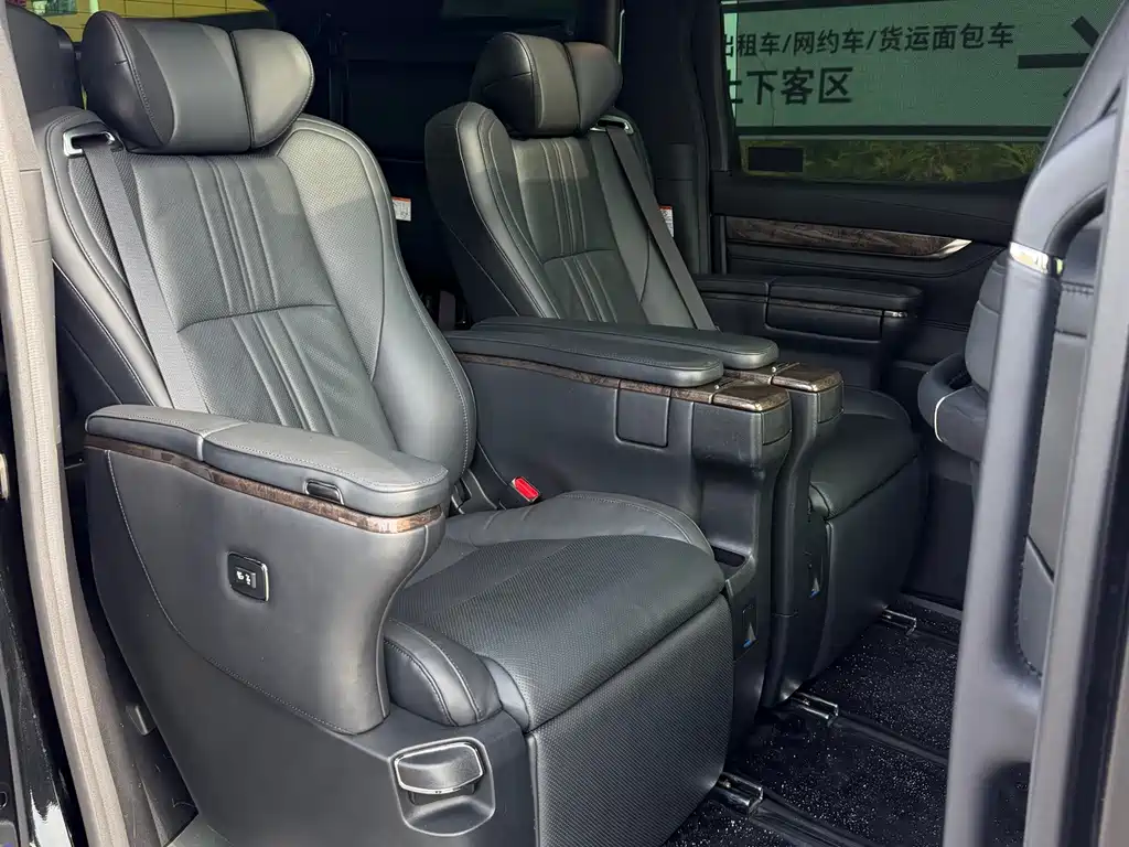 Toyota Vellfire — миниатюра 10