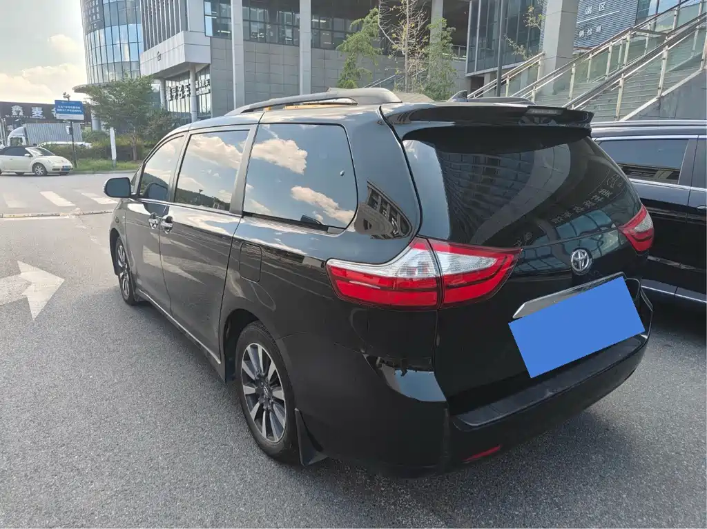 Toyota Sienna — миниатюра 3
